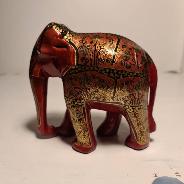 Sculpture d’éléphant floral en papier mâché sur bois indien, « charme floral »