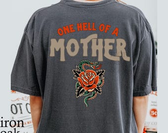 Maglietta "One Hell of a Mother", maglietta grafica audace, motivo a forma di rosa e serpente
