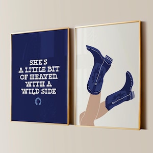 Navy College Wohnung Prints, 2er-Set Western Wand Kunst, Blau Boho Cowgirl Stiefel Poster, Bar Warenkorb Dekor, Lucky Girl geschwür Hufeisen