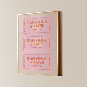 Puede incluir: Tres entradas rosas y naranjas con el texto "EVERYTHING SHOWER" y "ADMIT ONE" impresas en ellas. Las entradas están enmarcadas en un marco dorado.