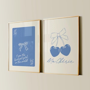 Blaue Bögen Print-Set, Preppy Wandkunst, Ace-Karte Lucky Girl Manifestation, College Wohnung Dekor, Girly Raumästhetik, Ma Cherie Coquette Poster
