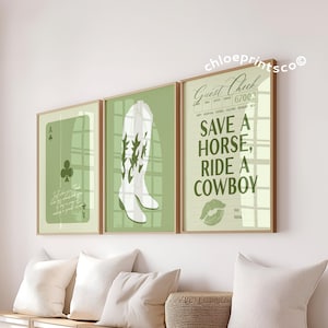 Coastal Cowgirl Western Schlafzimmer Galerie Wandkunst 3er-Set Preppy Save a Horse Ride a Cowboy Poster, Trendy Retro Sage Green Bar Print
