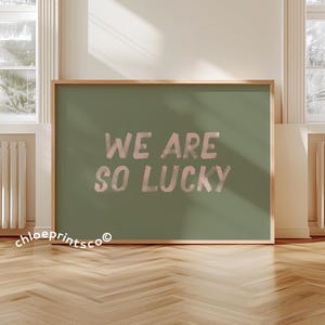 「We Are So Lucky」プリント、トレンディなウォールアート、セージグリーンのポスター、ピンクのアパートメントの美学、寝室の装飾、印刷可能なウォールアート、デジタルダウンロード