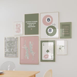 Affiche rétro de fille porte-bonheur de 8 boules, esthétique rose vert sauge léopard, décoration d'appartement tendance, art mural de la galerie du salon de l'an 2000, lot de 8 impressions