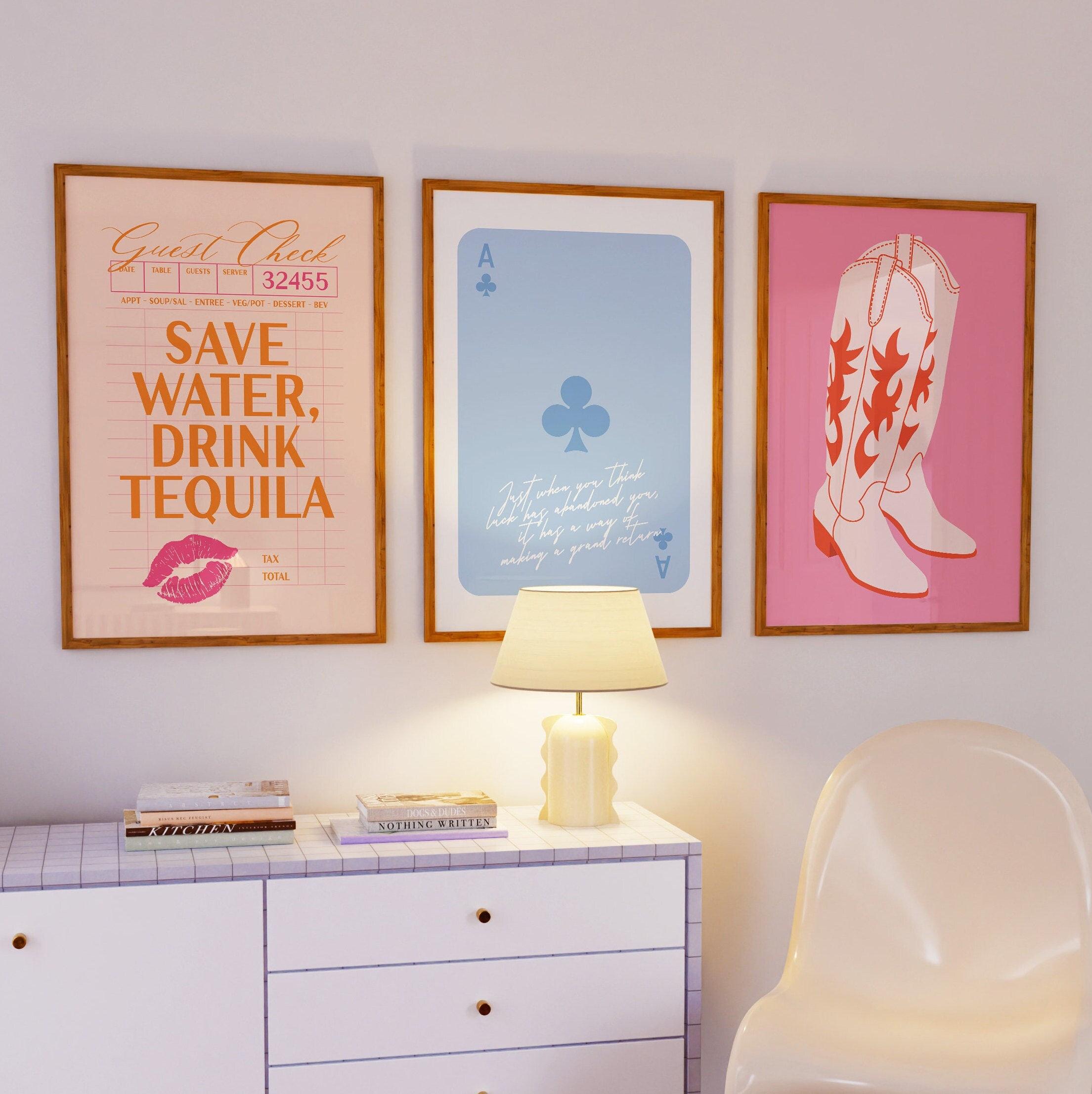 Juego de 3 piezas de arte de pared con galería en rosa y naranja para dormitorio de vaquera costera, póster de tequila con bebida para ahorrar agua, carrito de bar azul retro y funky.