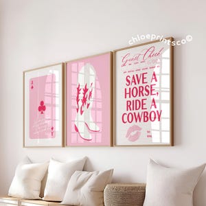 Coastal Cowgirl Western Studentenzimmer Galerie Wandkunst 3er-Set, Preppy Sparen Sie eine Pferdefahrt einen Cowboy Poster, trendiger Retro Pink Bar Warenkorb Druck