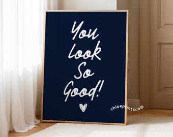 Estampado "Te ves tan bien", decoración divertida para el baño, arte mural moderno, estampado tipográfico azul marino, decoración para apartamento de chicas, decoración que estimula la dopamina (imprimible).