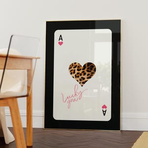 As de coeur imprimé léopard, affiche rétro fille porte-bonheur, décoration d'appartement esthétique année 2000 funky, carte à jouer guépard vintage, art mural de chambre à coucher
