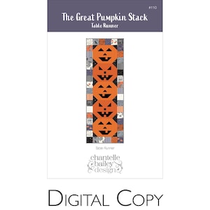 Könnte beinhalten: Ein digitaler Schnittmuster für einen Tischläufer namens "The Great Pumpkin Stack". Der Läufer zeigt ein vertikales Design aus gestapelten Kürbissen in Orange und Schwarz mit einem Patchwork-Rand. Das Design stammt von Chantelle Bailey.