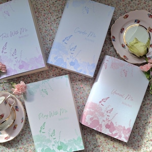 Set di sovracopertine decorative personalizzate con motivo floreale in crema. Stampato e spedito. Scegli i tuoi colori.