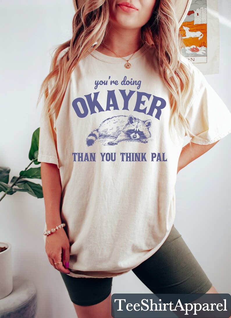 Camiseta divertida de mapache, camiseta con meme, "Lo estás haciendo bien, gracias, amigo", camiseta con frases divertidas, camisetas con gráficos de memes, camiseta gráfica de los 90, camiseta graciosa imagen 1