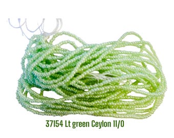 Cuentas de semillas checas de color verde claro, 11/0, medios madejas para la fabricación de joyas.