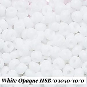 Puede incluir: Primer plano de numerosas cuentas blancas opacas. Las cuentas son cilíndricas con un agujero en el centro. El texto "White Opaque HSB/03050/10/0" se muestra en la parte inferior de la imagen.