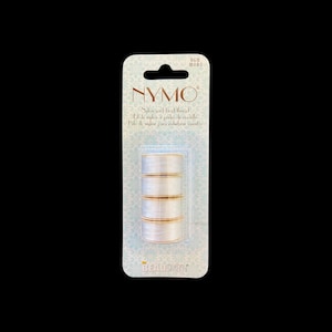 以下が含まれることがあります： NYMOとBEADSMITHのラベルが付いた、白いナイロンビーズ糸のパッケージ。パッケージには糸の巻き糸が4つ入っています。