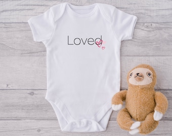 Loved Baby Onesie® - Pink Hearts Loved Body para bebé - Camisa amada para bebé - Regalo para recién nacido - Regalo de bebé amado