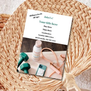 Puede incluir: Un folleto promocional con el texto "Join Us!" y "Your title here" se muestra con equipos de fitness. El folleto también incluye el texto "All fitness levels, All Ages". También se ven una botella de agua, pesas y una cuerda para saltar.
