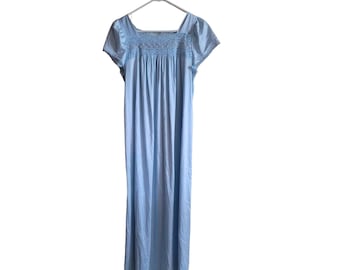 Camisola vintage azul com detalhes em renda, tamanho G.