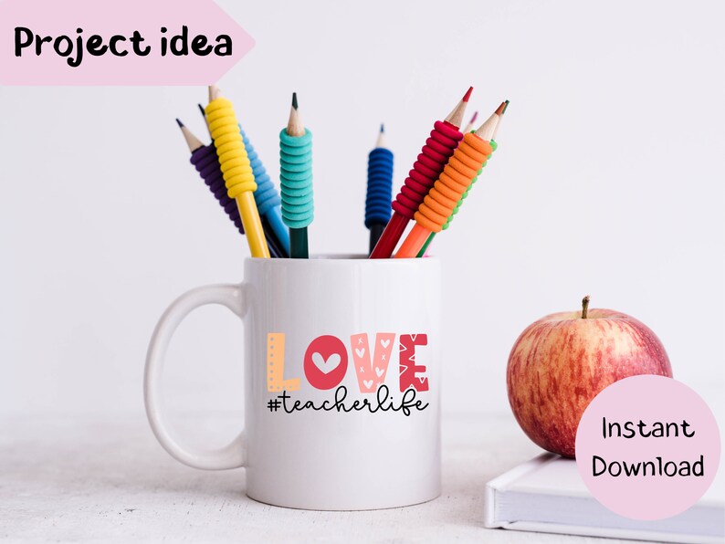 Pu&ograve; includere: Una tazza in ceramica bianca con una grafica "LOVE" rossa, rosa e bianca e il testo "#teacherlife" in nero. La tazza &egrave; appoggiata su una superficie bianca con una mela rossa e matite in una tazza.