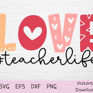 Pu&ograve; includere: Un design grafico rosa, rosso e arancione con la parola "LOVE" in grandi lettere stilizzate. Le lettere sono decorate con cuori e altri motivi. Sotto la parola "LOVE" c'&egrave; l'hashtag "#teacherlife" in scrittura corsiva nera.
