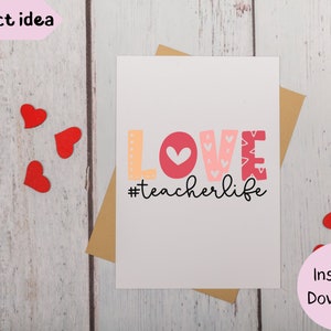 Pu&ograve; includere: Un biglietto stampabile con la parola "LOVE" in lettere rosa e rosse con un cuore nella "O". Il testo "#teacherlife" &egrave; sotto la parola "LOVE". Il biglietto &egrave; su uno sfondo bianco.