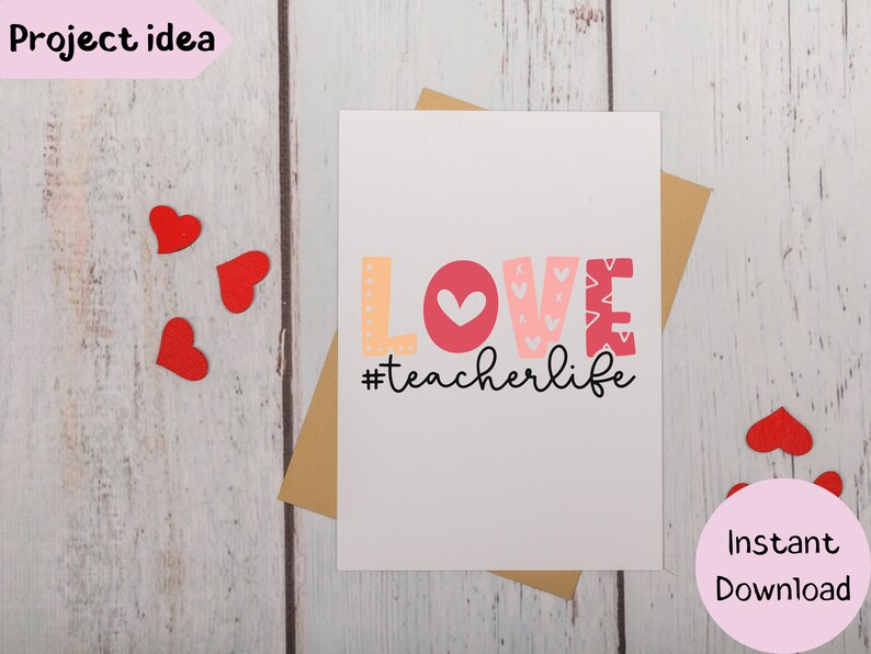 Pu&ograve; includere: Un biglietto stampabile con la parola "LOVE" in lettere rosa e rosse con un cuore nella "O". Il testo "#teacherlife" &egrave; sotto la parola "LOVE". Il biglietto &egrave; su uno sfondo bianco.