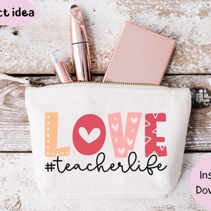 Pu&ograve; includere: Una trousse da trucco in tela bianca con chiusura a zip. La trousse ha una grafica rosa, rossa e gialla che dice "LOVE #teacherlife".