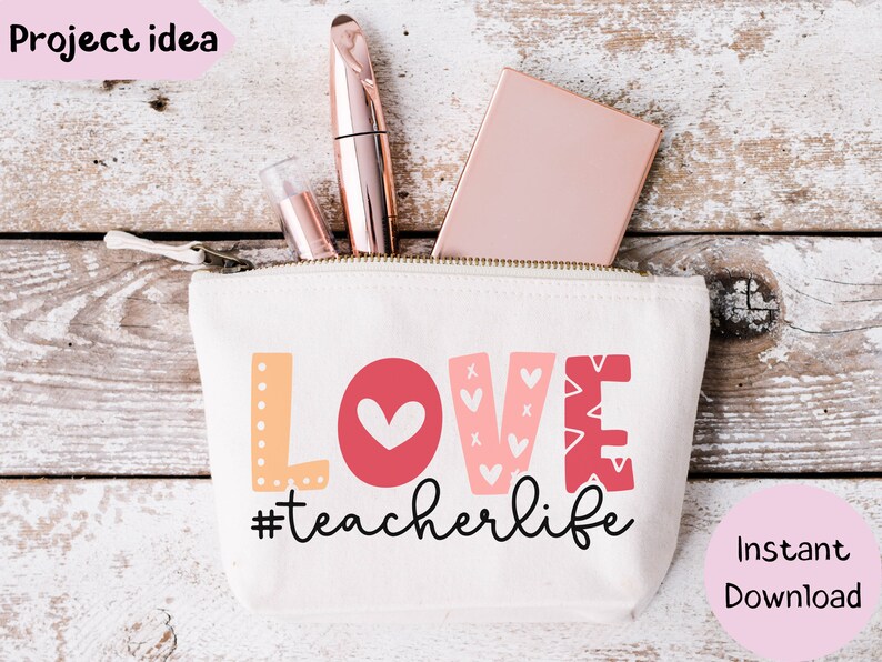 Pu&ograve; includere: Una trousse da trucco in tela bianca con chiusura a zip. La trousse ha una grafica rosa, rossa e gialla che dice "LOVE #teacherlife".