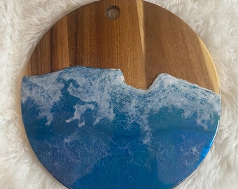 Vassoio/tagliere rotondo per salumi in legno di acacia e resina a tema oceano