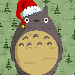 Peut inclure: Un personnage de dessin animé portant un bonnet de Père Noël rouge avec une bordure blanche. Le personnage est gris et brun avec de grands yeux ronds et un gros ventre rond. Le personnage se tient devant un fond vert avec un motif d'arbres de Noël stylisés.