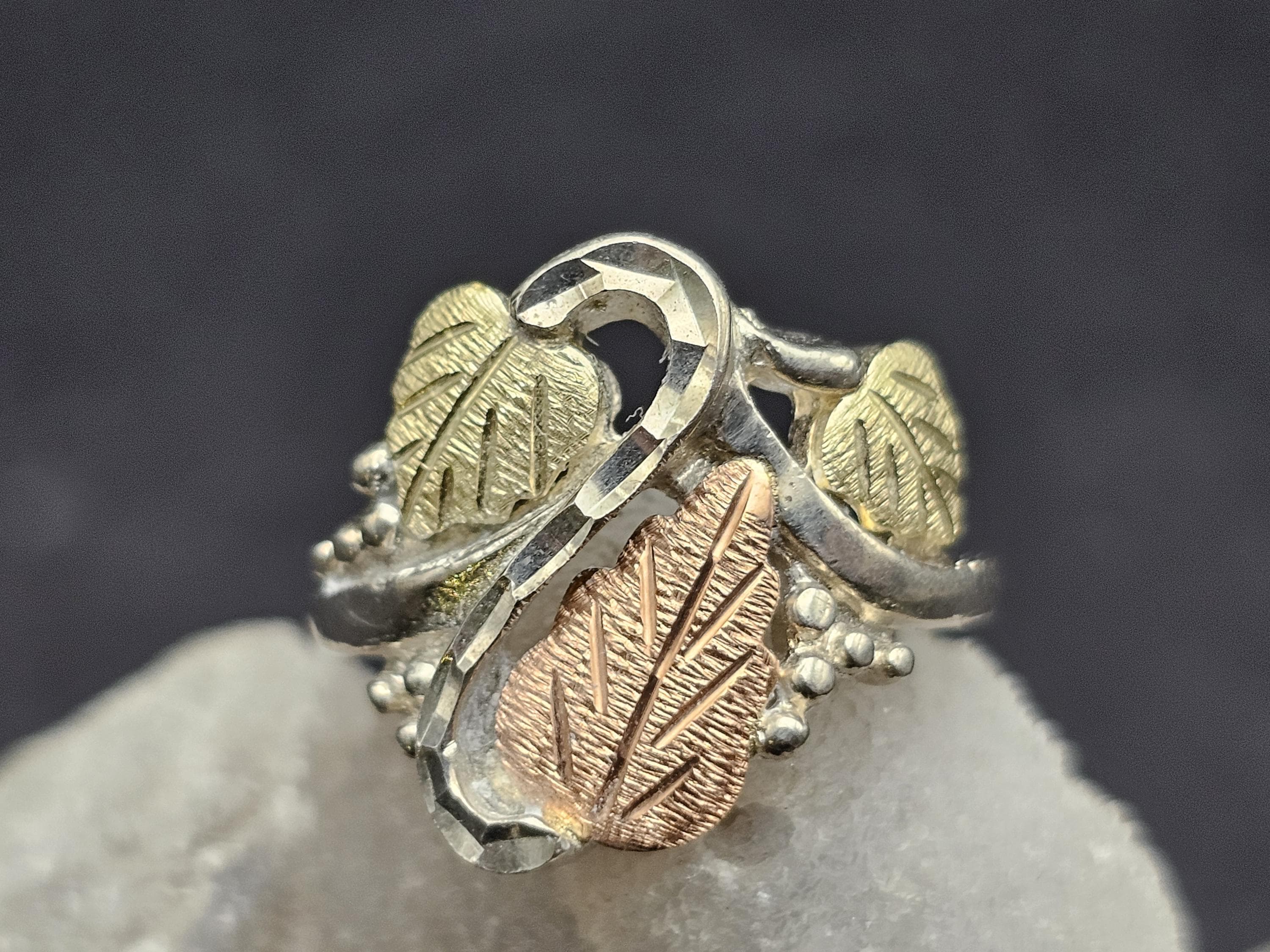 RGC BLACK HILLS 葡萄の葉 3トーン 925 シルバー ヴィンテー Vintage Black Hills Gold Grape Motif Sterling Silver Ring