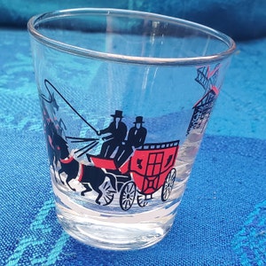 1960 年代のレトロな Libbey ローボール グラス。黒、赤、金の縁に馬車が描かれたシーン。