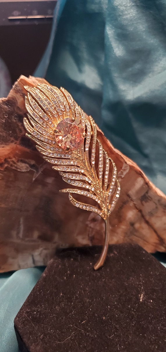 Gold-toned Stylized Peacock feather brooch with la
