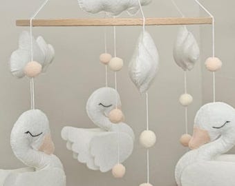 Handgemaakte babymobiel zwaan: vilten babykamerdecoratie