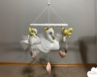 Móvil de cisne para bebé: cisnes de fieltro, mariposas y corazones para decorar la habitación de tu bebé.