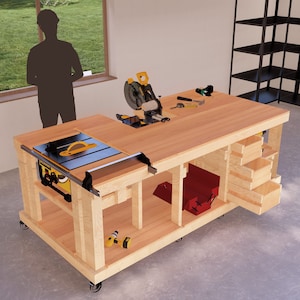 Op de afbeelding: Een houten werkbank met een tafelzaag en een verstekzaag bevestigd. De werkbank heeft planken en laden voor opslag. De werkbank staat op wielen en bevindt zich in een garage.