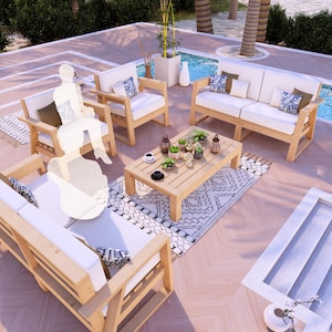 Può includere: Un set di mobili da giardino in legno con un divano bianco imbottito, due sedie, un tavolino da caffè e un tappeto. I mobili sono disposti attorno al tavolino da caffè, su cui sono posizionate alcune piante in vaso. Il set si trova su un ponte in legno con una piscina sullo sfondo.