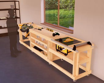Op de afbeelding: Een houten werkbank met een tafelzaag, planken en wielen. De werkbank is gemaakt van onbehandeld hout en heeft een lichtbruine kleur. De tafelzaag is een klein, draagbaar model met een zwart-geel kleurenschema. De planken zijn open en bieden opslagruimte voor gereedschap en andere items. De werkbank staat op wielen, waardoor hij gemakkelijk door de werkplaats kan worden verplaatst.
