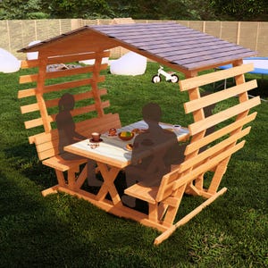 Puede incluir: Una mesa de picnic de madera con techo, cuatro asientos y un respaldo de listones. La mesa está puesta con platos, tazas y comida. La mesa está rodeada de hierba verde.