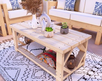 Puede incluir: Una mesa de centro de madera clara con un estante inferior, que contiene cojines decorativos y linternas. La mesa está rodeada de muebles de exterior, incluyendo un sofá y sillas con cojines blancos y cojines estampados. Jarrones decorativos y plantas adornan la superficie de la mesa.