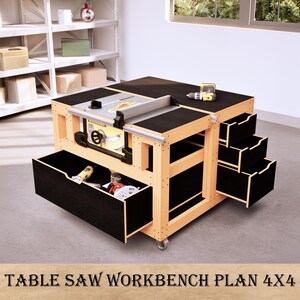 Könnte beinhalten: Eine Werkbank mit Tischkreissäge aus Holz mit schwarzer Oberseite und Schubladen. Die Werkbank hat eine eingebaute Tischkreissäge, mehrere Schubladen und einen Bohrer. Der Text "TABLE SAW WORKBENCH PLAN 4X4" steht unten.