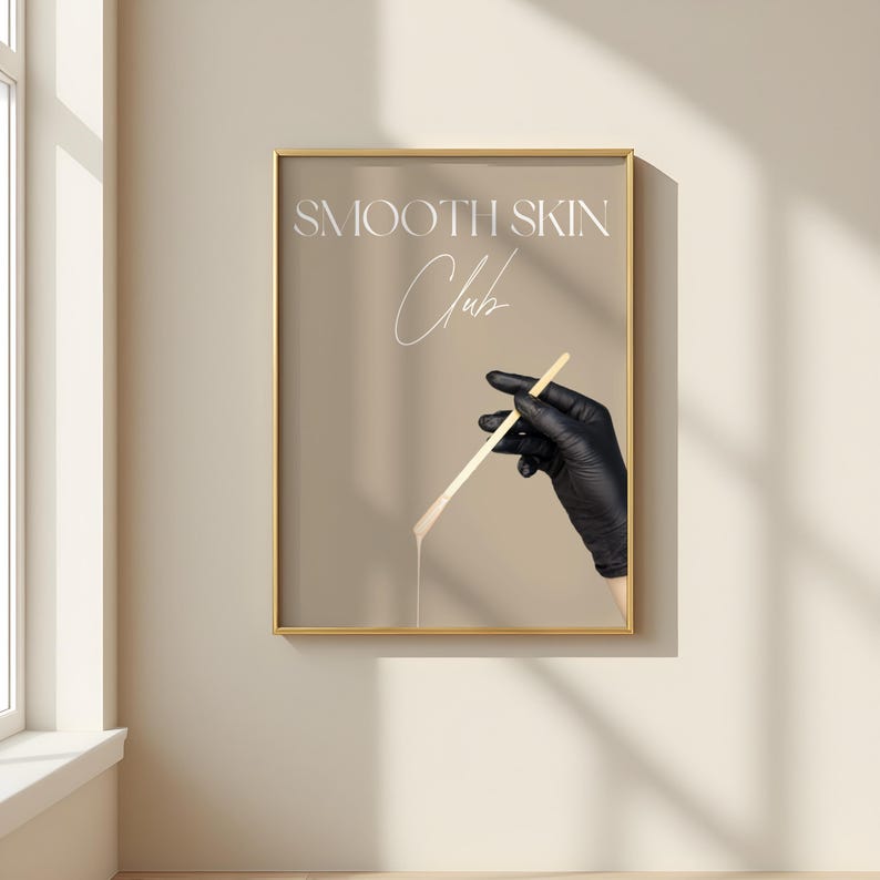 Op de afbeelding: Een poster met een gouden lijst en een beige achtergrond. De poster toont een zwarte, handschoen-geklede hand die een houten stok vasthoudt met een witte substantie die er vanaf druppelt. De tekst "SMOOTH SKIN Club" is in wit op de poster geschreven.