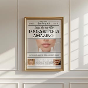 Puede incluir: Un p&oacute;ster enmarcado con un marco dorado. El p&oacute;ster tiene el titular "Local girl gets filler LOOKS & FEELS AMAZING". La imagen muestra un primer plano de los labios de una persona recibiendo una inyecci&oacute;n. El p&oacute;ster incluye el texto "OWN YOUR BEAUTY, CHASE YOUR DREAMS, AND LIVE WITH PURPOSE."