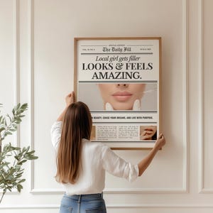 Puede incluir: Un p&oacute;ster enmarcado con el titular "Local girl gets filler LOOKS & FEELS AMAZING." El p&oacute;ster presenta un primer plano de los labios de una persona y el texto "BEAUTY, CHASE YOUR DREAMS, AND LIVE WITH PURPOSE."