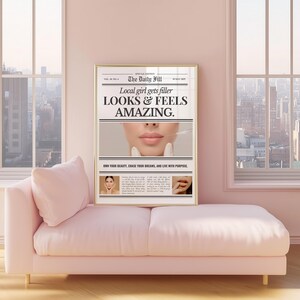 Puede incluir: Un marco con una impresi&oacute;n estilo peri&oacute;dico, con el titular "Local girl gets filler LOOKS & FEELS AMAZING". La impresi&oacute;n presenta un primer plano de labios y una aguja. La impresi&oacute;n se muestra en un chaise longue rosa frente a una ventana.