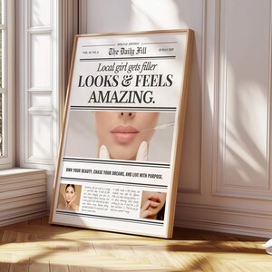 Puede incluir: Un p&oacute;ster enmarcado con el titular "Local girl gets filler LOOKS & FEELS AMAZING." El p&oacute;ster presenta un primer plano de los labios de una persona y una aguja. El p&oacute;ster est&aacute; apoyado contra una pared blanca y una ventana.