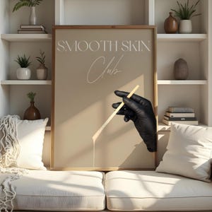 Op de afbeelding: Een beige poster met de tekst "SMOOTH SKIN Club" in witte letters. Een hand met een handschoen houdt een houten stok vast met een witte substantie die er vanaf druppelt.