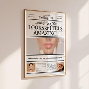 Puede incluir: P&oacute;ster enmarcado con borde dorado, dise&ntilde;ado como un peri&oacute;dico. El titular dice "Local girl gets filler LOOKS & FEELS AMAZING." La imagen presenta un primer plano de labios y el texto "OWN YOUR BEAUTY, CHASE YOUR DREAMS, AND LIVE WITH PURPOSE."