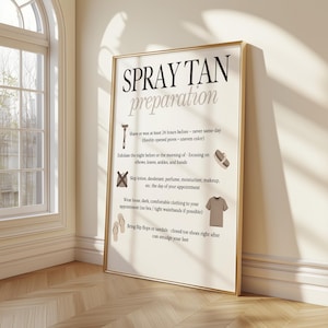 Könnte beinhalten: Ein gerahmtes vertikales Schild mit cremefarbenem Hintergrund und schwarzem Text mit der Überschrift SPRAY TAN preparation. Es listet Anweisungen mit Symbolen auf: ein Rasierer, eine Peelingbürste, eine durchgestrichene Lotion, ein T-Shirt und Flip-Flops.
