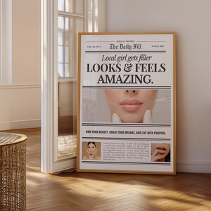 Puede incluir: Un p&oacute;ster enmarcado con un marco de madera. El p&oacute;ster est&aacute; dise&ntilde;ado para parecer un peri&oacute;dico, con el titular "Local girl gets filler LOOKS & FEELS AMAZING." El p&oacute;ster incluye una imagen de labios y el texto "OWN YOUR BEAUTY, CHASE YOUR DREAMS, AND LIVE WITH PURPOSE."