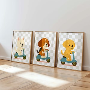 Könnte beinhalten: Drei gerahmte Drucke mit Cartoon-Hunden auf Rollern. Die Hunde sind cremefarben, braun und weiß sowie gelb. Jeder Hund fährt auf einem blauen Roller mit braunen Rädern. Der Hintergrund ist ein grau-weißes Schachbrettmuster.